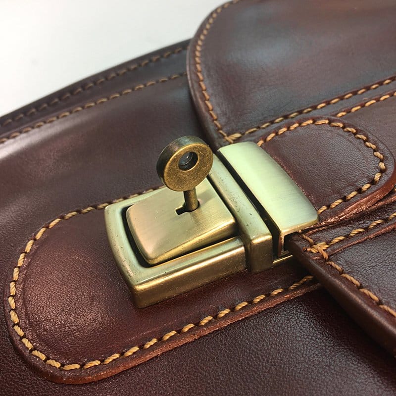 Detail View: Our "Reporter Bag" features a sturdy working lock (key included, of course)