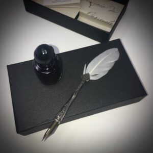 Our Diva! Mini White Feather Quill Pen is perfect for signing Hollywood contracts - or writing love notes.