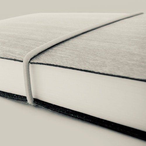 This simple yet elegant elastic closure is patented by Ciak - and helps keep additional notes secure!
